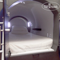 Molotoff Capsule Hotel Просторная капсула со всем нео