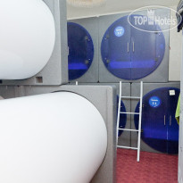 Molotoff Capsule Hotel Общая комната с капсулами