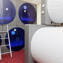 Molotoff Capsule Hotel Общая комната с капсулами