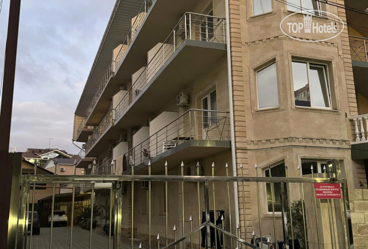New photos from tourists Das House