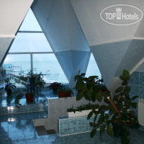 Причал Холл