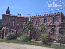 Замок у реки
