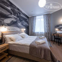 На камушках    Твин+