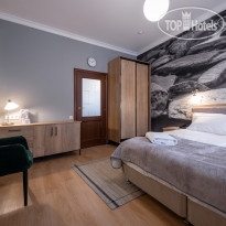 На камушках    Твин+