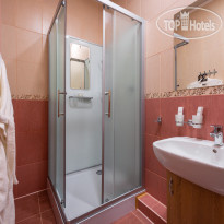 На камушках    Твин+