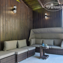 На камушках    Закрытая беседка (внутри)