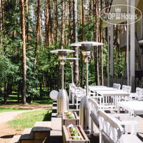 Dachnii hotel Pine River Летняя терасса у ресторана