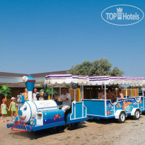 Tizdar Family Resort & Spa по территории постоянно курсир