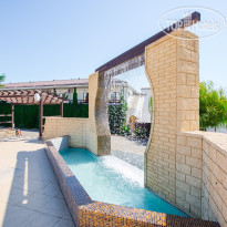 Tizdar Family Resort & Spa фонтан у бассейна
