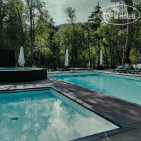 Открытый бассейн с видом на горы в Russkie Sezoni Park Otel Pervii Arhiz 5*