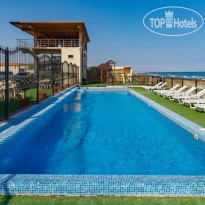 Открытый бассейн с подогревом в Royal Hotel 3*