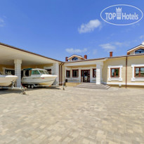 FISH FACTORY HOTEL Гостевая стоянка и главный вхо