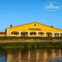 FISH FACTORY HOTEL Вид на отель с реки.