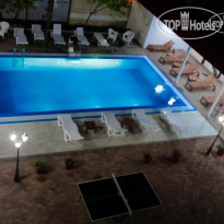 Катран во двор на бассейн