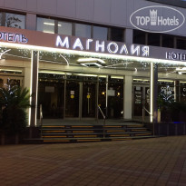 Magnolia Hotel Вход вечером