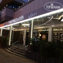 Magnolia Hotel Вход вечером