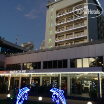 Magnolia Hotel Вход вечером