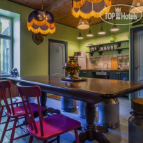 Друзья у Дома Книги 