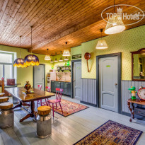 Друзья у Дома Книги 