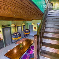 Друзья у Дома Книги 