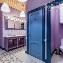 Друзья у Дома Книги 