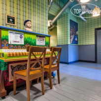 Друзья у Дома Книги 