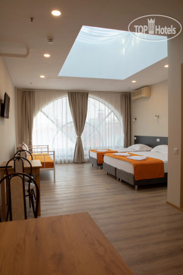 Hotel photo Roof Story 2*