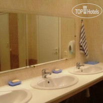 All The World Hostel (закрыт) Общая ванная комната