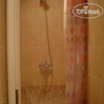 All The World Hostel (закрыт) Общая ванная комната