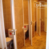 All The World Hostel (закрыт) Общая ванная комната