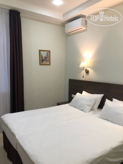 Блюз (Blues Hotel)