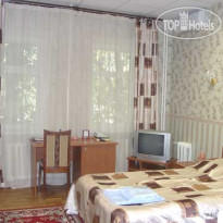 У домика Петра