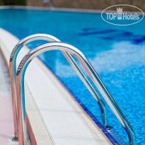 Фамилия Делюкс Удобный спуск в бассейн