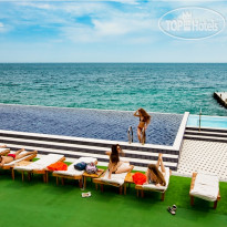 Respect Hall Resort & SPA Пляж отеля. На пляже бассейн с