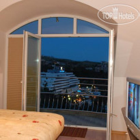 Avis Hotel