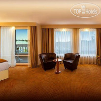 Landmark Creek Hotel 