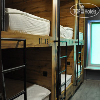 Full House Hotel & Capsule Hostel 