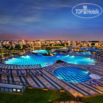 основной бассейн в SUNRISE Grand Select Crystal Bay Resort 5*