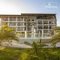 Hotel Black Sea Вид отеля из парка