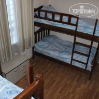 Rooms & Hostel By Limelight Общий четырехместный номер