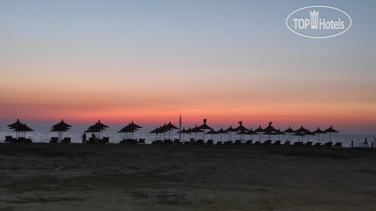 Пляж в Lotus Beach Resort 4*