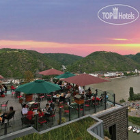 Romantik Hotel Schloss Rheinfels Терраса-ресторан
