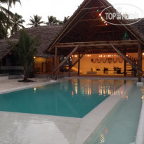 Nur Beach Resort Infinity swimming poo