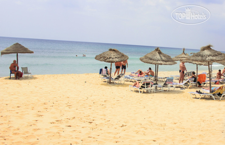 Пляж в Royal Tulip Taj Sultan 5*