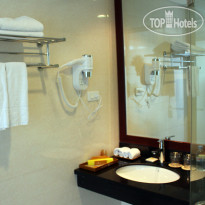 MAY DE VILLE Lakeside Hotel 