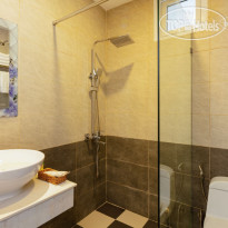 Glory Hotel bathroom
