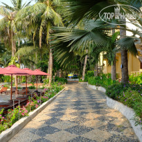 Hon Rom Central Beach Resort 