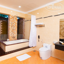 Golden Coast Resort & Spa Bathtub of Family beach front 