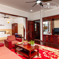 Golden Coast Resort & Spa Living room of Family beach fr