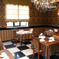 Deluxe Hotel 